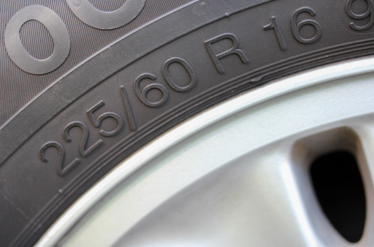 タイヤ側面の数値でタイヤサイズを確認